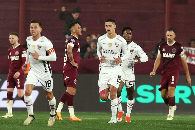 El paraguayo Alex Arce (19), futbolista de Liga de Quito, celebra un gol en el partido frente a Lanús por la revancha de los octavos de final de la Copa Sudamericana 2024 en el estadio Ciudad de Lanús, en Lanús, Argentina.