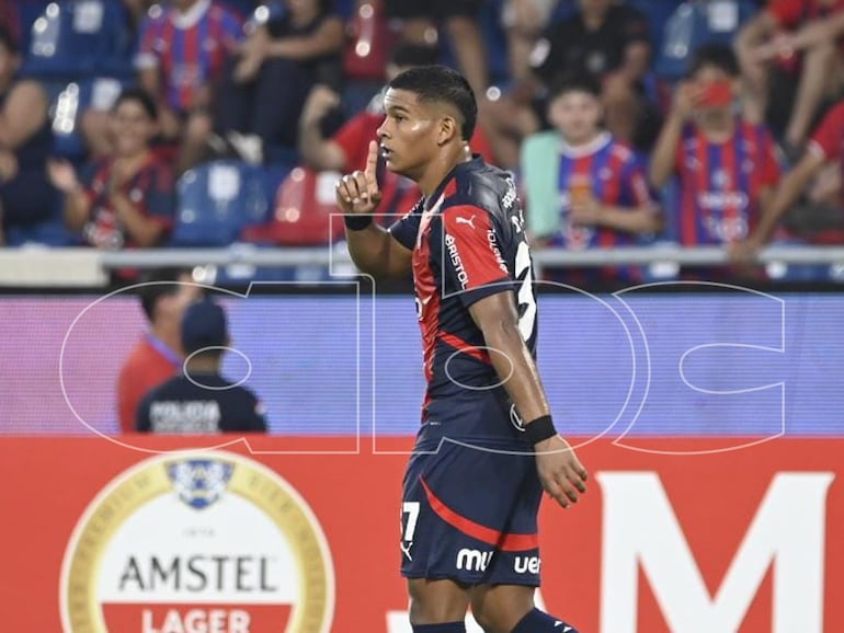 Diego León, jugador de Cerro Porteño, manda callar a los hinchas en el festejo del gol durante el partido ante Monagas por la revancha de la Fase 2 de la Copa Libertadores 2025 en el estadio La Nueva Olla, en Asunción, Paraguay.