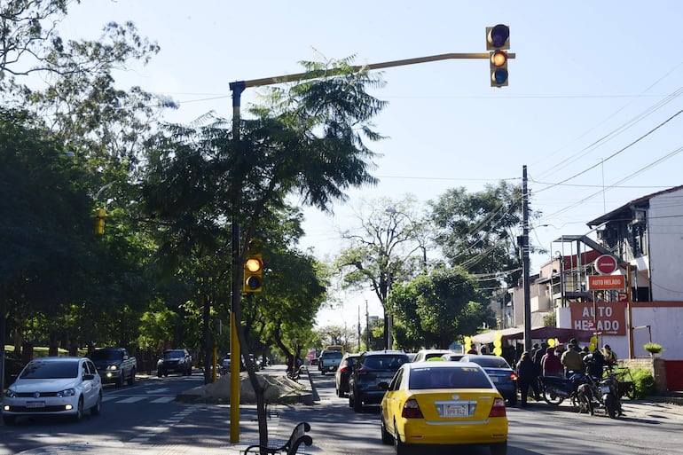 Semáforo nuevo, instalado por la Municipalidad de Asunción sobre la avenida Carlos A. López y Bartolomé Coronel.