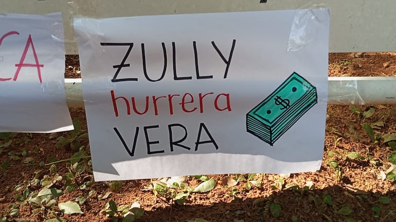 Uno de los carteles que expresa críticas hacia la rectora de la UNA, Zully Vera. 