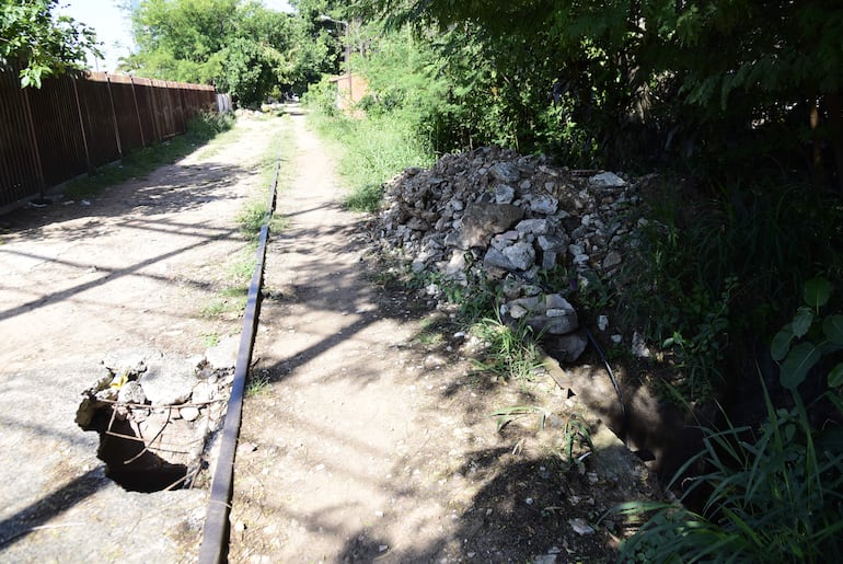 Basuras, escombros, yuyales y ocupaciones se apoderaron de la franja de dominio del antiguo ferrocarril, que ahora se pretende utilizar para el tren de cercanías entre Asunción e Ypacaraí.