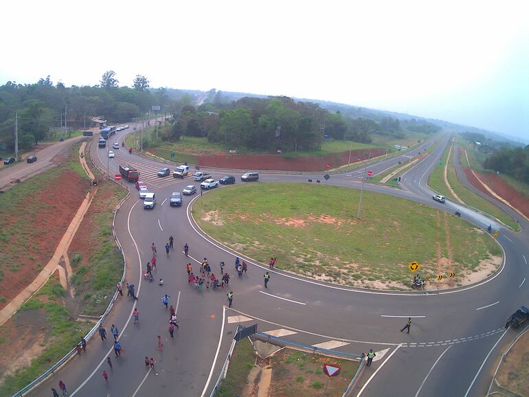 Vista aérea de la rotonda oeste de Coronel Oviedo, que fue bloqueada por los nativos.