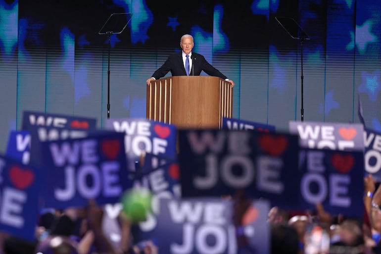 El presidente estadounidense Joe Biden habla el primer día de la Convención Nacional Demócrata (DNC) en el United Center en Chicago, Illinois.