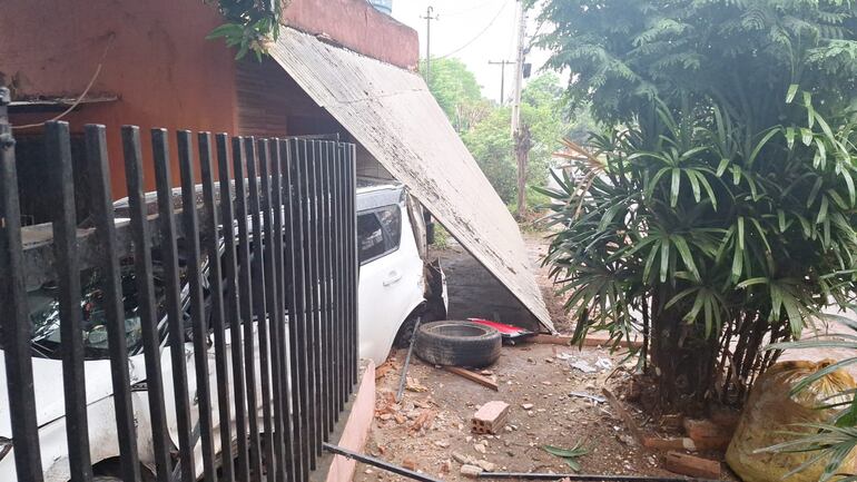 Así quedó el vehículo tras atropellar una casa y derrumbar la muralla y la pared.