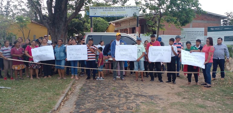 Los padres de familia de la escuela Raúl Peña de la compañía Guaica están acampados frente al portón de acceso a la institución.