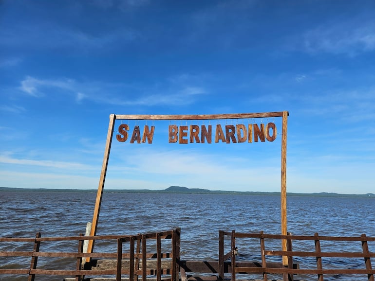 Muelle en la playa La Rotonda, sobre el lago Ypacaraí, en San Bernardino.