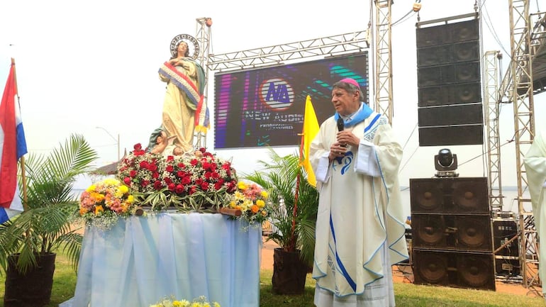 Mons. Ricardo Valenzuela dirigió un breve mensaje a los visitantes de la playa La Rotonda.