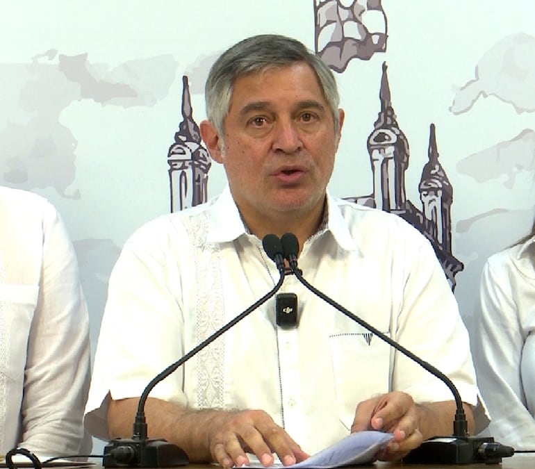 El ministro de Educación, Luis Ramírez, durante el lanzamiento de las Becas del Gobierno en Mburuvicha Róga.