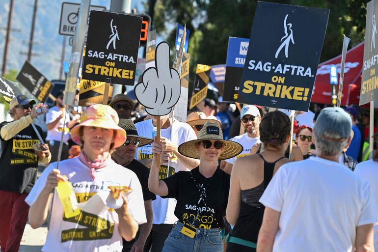 Manifestantes del SAG-AFTRA fuera de los estudios de Disney en Burbank, California, el pasado 16 de octubre.