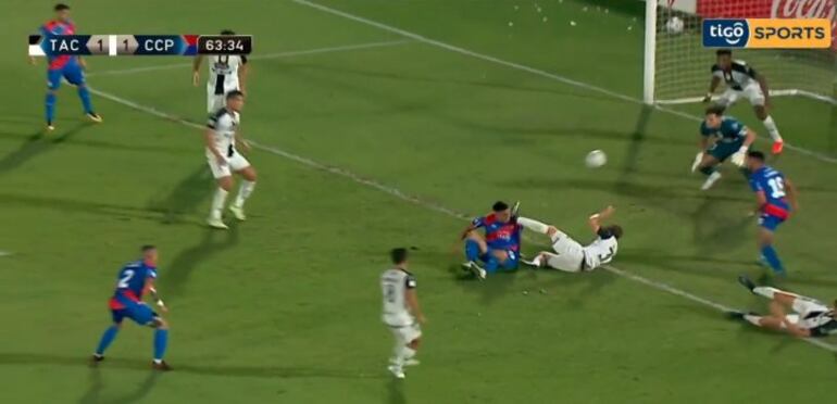 La patada de Walter Clar (d), jugador de Tacuary, contra el rostro de Alfio Oviedo, futbolista de Cerro Porteño, que para el juez principal y el VAR no fue penal.