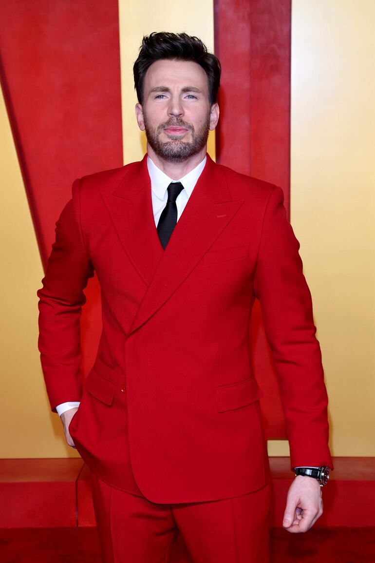 Chris Evans lució espléndido luciendo un traje rojo fuego. (EFE/EPA/NINA PROMMER)
