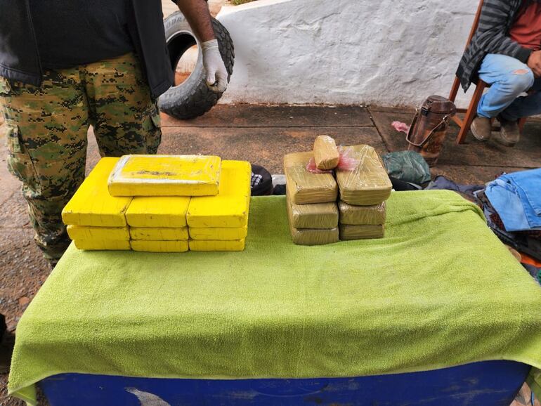 Panes de cocaína que iban ocultas en las cubiertas de la camioneta.