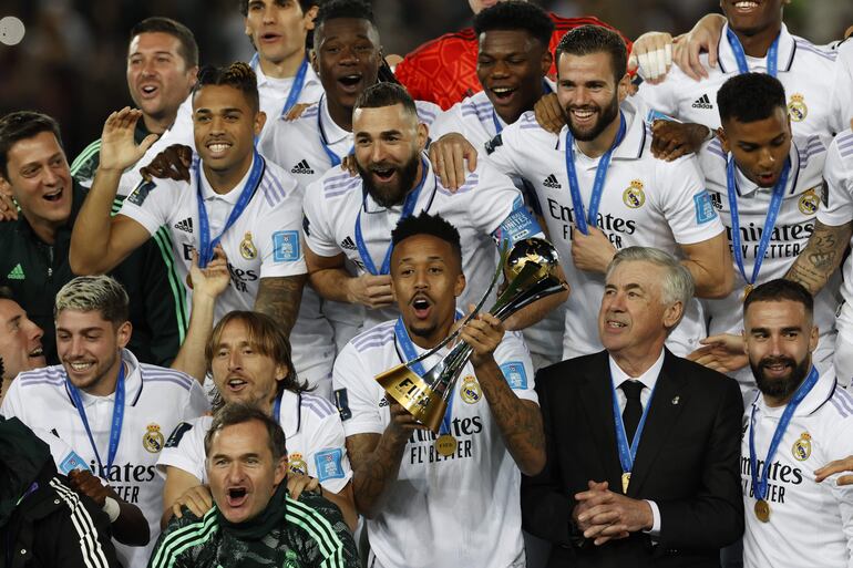 Los jugadores del Real Madrid celebran con el trofeo de campeón la conquista del Mundial de Clubes 2022 en el estadio Príncipe Moulay Abdellah, en Rabat.
