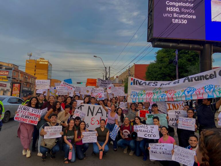 Estudiantes del INAES escracharon al ministro de Educación, Luis Ramírez.