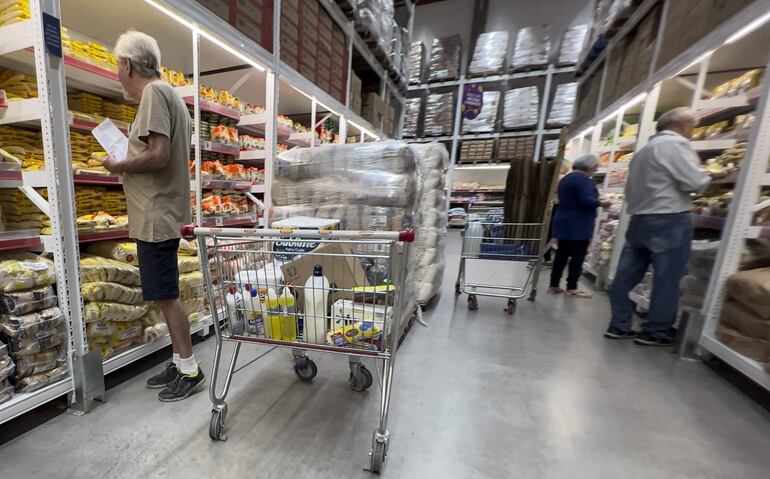 Clientes compran en un mercado en la ciudad de Sao Paulo (Brasil). (EFE)