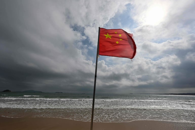 Una bandera china ondea al viento en una playa de la isla de Pingtan, el punto más cercano de China a la isla principal de Taiwán, en la provincia de Fujian, en el sudeste de China.