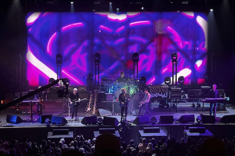 La banda británica, que el año pasado estuvo en Paraguay, ofreció un show de tres horas y que fue transmitido en vivo para sus fans en todo el mundo.