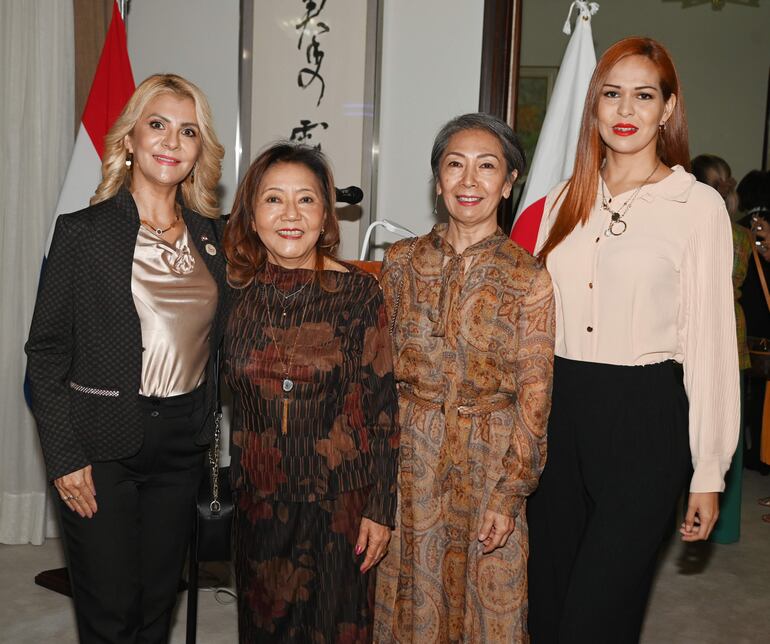 Mery Gamell, Mercedes de Kurita, Yukari Obara y Gloria Ortiz.