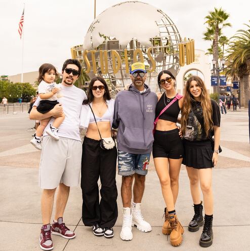 Alejandro Fernández con su novia Karla Laveaga Vuilleumier, su hijo Alex, su hija Camila, su nuera Alexia Hernández y su nieta Mía.