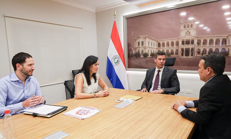 Emiliano Fernández, nuevo viceministro de Transporte, junto a Santiago Peña.