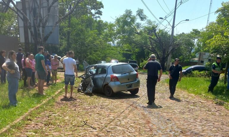 El accidente de tránsito se registró sobre una calle empedrada.