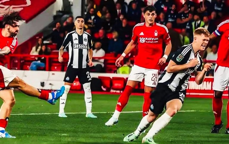 Miguel Almirón, futbolista del Newcastle, observa una jugada en el partido frente al Nottingham Forest por la Copa de la Liga de Inglaterra. 