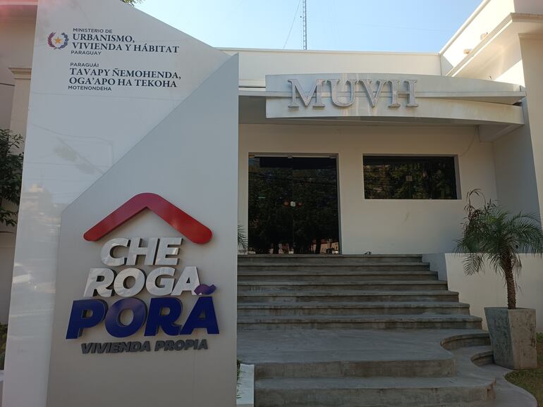 El MUVH habilitó una oficina para consultas del programa Che Róga Porã, en la Avda. Mariscal López esquina  Brasil (Asunción).
