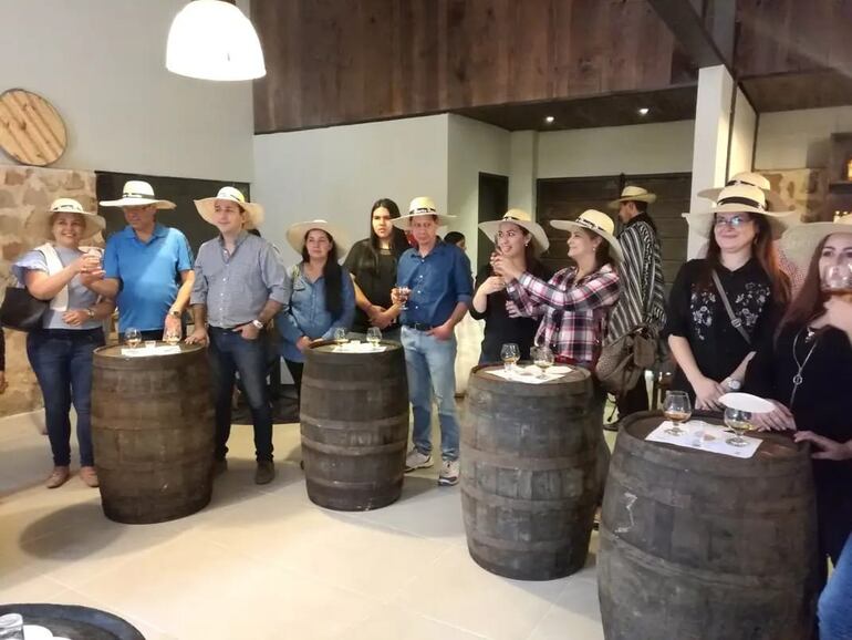 Los turistas conocen los procesos de elaboración de la caña.