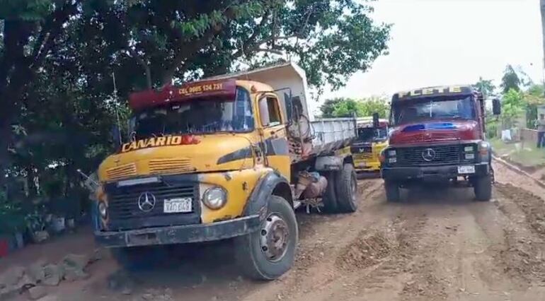 El acarreo de los materiales queda  a cargo de los camioneros Santanianos que no cobran ni un guaraní por sus servicios