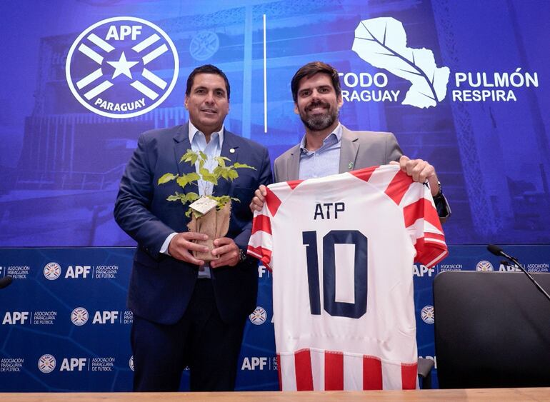 Lic. Robert Harrison Paleari, presidente de la APF, y Ezequiel García Rubin, presidente de A Todo Pulmón Paraguay Respira.