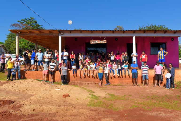 Familiares de Leidy prepararon un "karu guasu" para toda la comunidad. 