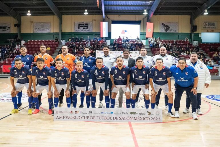 Los jugadores de la selección paraguaya posan para una fotografía ante del partido frente a Marruecos por las semifinales del Mundial Baja California 2023 de Fútbol de Salón en el Gimnasio Municipal, en Tecate, México.