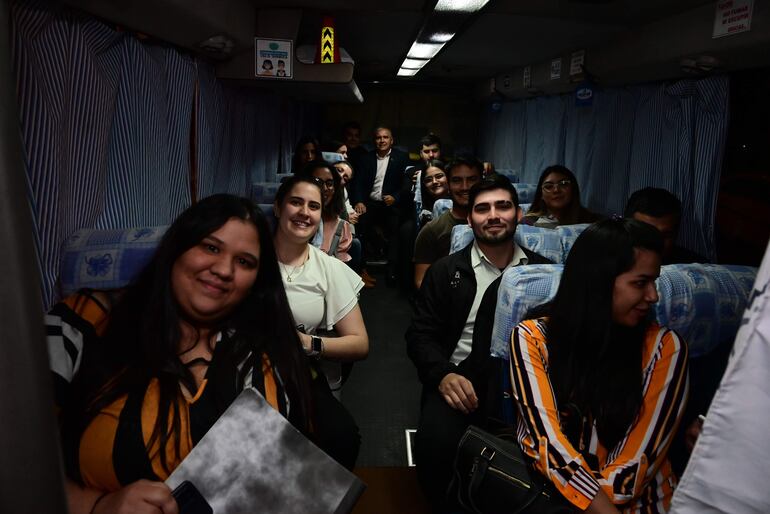 Estudiantes de Derecho - UNA realizaron el primer viaje con los buses universitarios, servicio contratado por el Centro de Estudiantes y exclusivo para los alumnos de esta facultad.