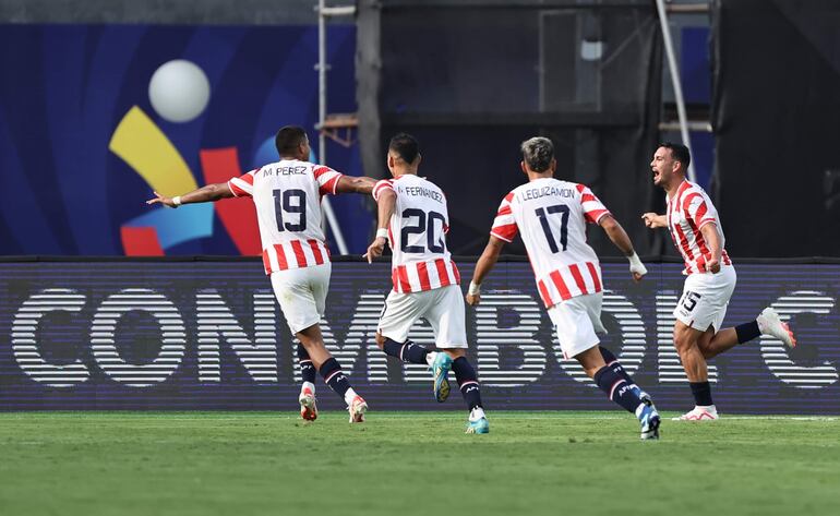 Fabrizio Peralta (d), futbolista de Paraguay, celebra un gol en el partido contra Brasil Por el Preolímpico Sudamericano Sub 23 en el estadio Nacional Brígido Iriarte, en Caracas, Venezuela.
