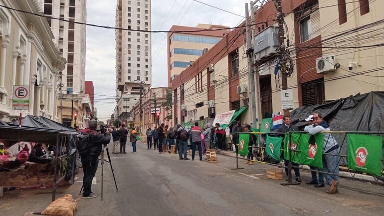 Campesinos sin tierra se movilizan sobre la calle Tacuary desde hace varios días. Denuncian que el titular de la institución no los recibe.