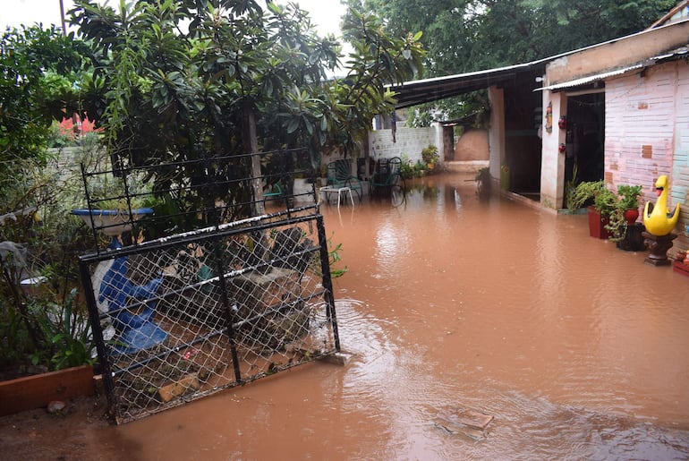 Las viviendas ubicadas a la vera del arroyo Capilla son las afectadas por la inundación.