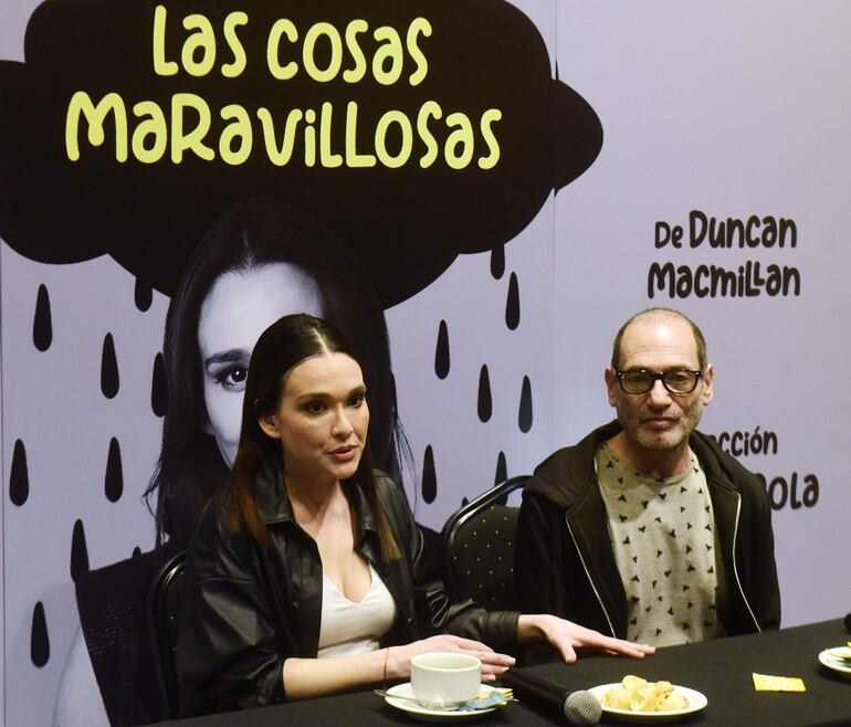 Lali González junto a Luis Cicero, asistente de dirección de la obra.