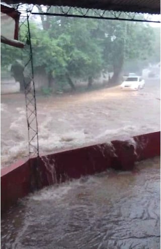 Raudal que afectó al barrio San Pablo de Asunción ayuer.