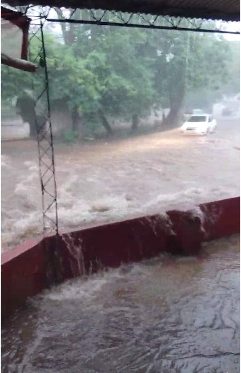 Raudal sobre la calle Dr. Centurión, en el barrio Vista Alegre, este miércoles por la tarde.