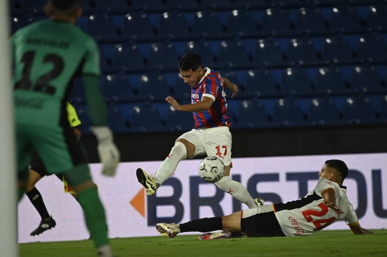 Gabriel Aguayo (17), jugador de Cerro Porteño, pelea por el balón en un partido frente a General Caballero de Juan León Mallorquín por la décimo quinta jornada del torneo Apertura 2024 del fútbol paraguayo en el estadio Defensores del Chaco, en Asunción.