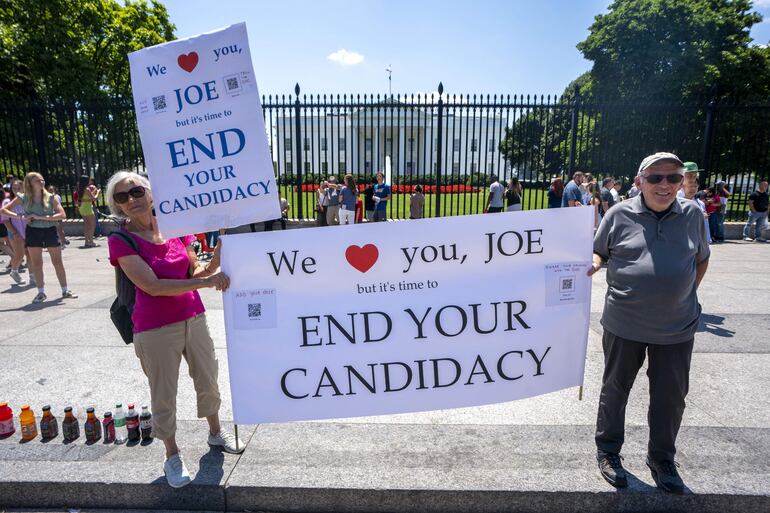 Manifestantes piden al presidente estadounidense Joe Biden que abandone la carrera presidencial de 2024 frente a la Casa Blanca en Washington, DC, EE.UU., el 03 de julio de 2024. El periódico The Boston Globe se unió este miércoles a las voces que solicitan a Joe Biden que abandone la carrera presidencial “por el bien del país” y reflejó en su editorial que aumentan las dudas sobre su capacidad para gobernar durante otros cuatro años.