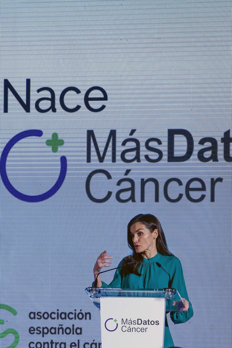 La reina Letizia estuvo en la presentación de "Más Datos Cáncer", "el primer espacio abierto de datos en España impulsado por 24 entidades científicas y asociaciones de pacientes para mejorar la calidad de vida e incrementar las tasas de supervivencia". (EFE/ Javier Lizón)
