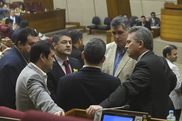 Diputados cartistas van por sanción al opositor Raúl Benítez.