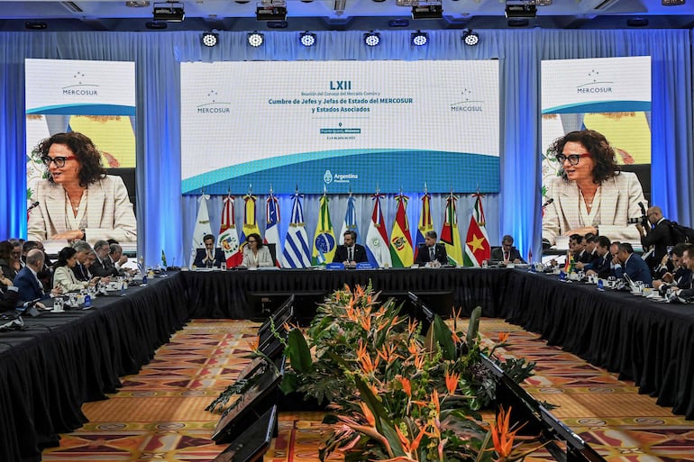 Vista general de la reunión de los ministros del Mercosur, en Puerto Iguazú, Argentina. (AFP)