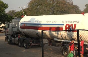 Camiones transportadores de gas liberados en el puerto Itá Enramada.