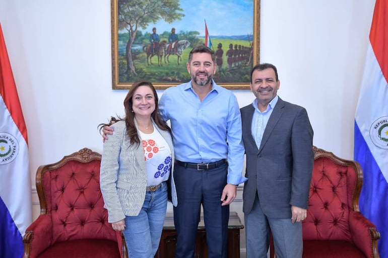 Pedro Alliana (c) recibió esta mañana a la líder de la bancada de HC en Diputados, Rocío Abed y el vice líder y candidato a presidir la Comisión Permanente, Miguel del Puerto, todos ellos cartistas.