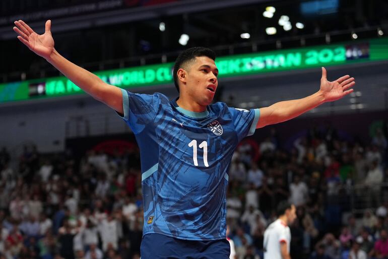 Francisco Martínez, jugador de la selección de Paraguay, celebra un gol en el partido frente a Afganistán por los octavos de final del Mundial 2024 de Futsal FIFA en el Humo Arena, en Tashkent, Uzbekistán.