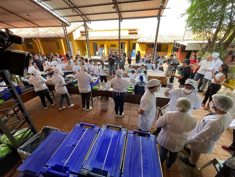 Estudiantes del Colegio San Jorge de Mariano Roque Alonso recibieron almuerzo escolar en mejores condiciones que ayer.