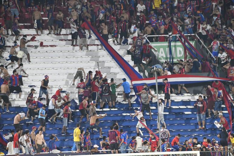 Los incidentes entre los barras de Cerro Porteño en la Gradería Norte durante el partido ante 2 de Mayo en el estadio Defensores del Chaco, en Asunción.