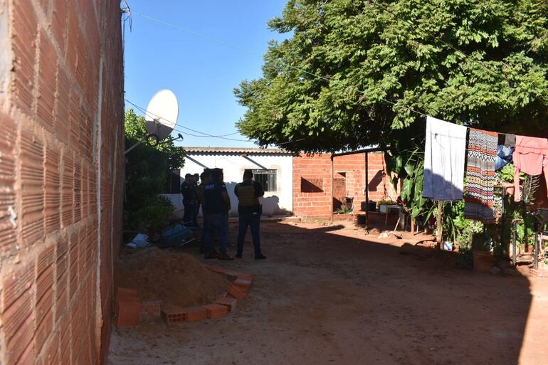 Interior de la vivienda donde la policía constató que contaba con sistema de circuito cerrado. Aquí se refugiaba uno de los sospechosos del séxtuple asesinato ocurrido en la colonia Piky.